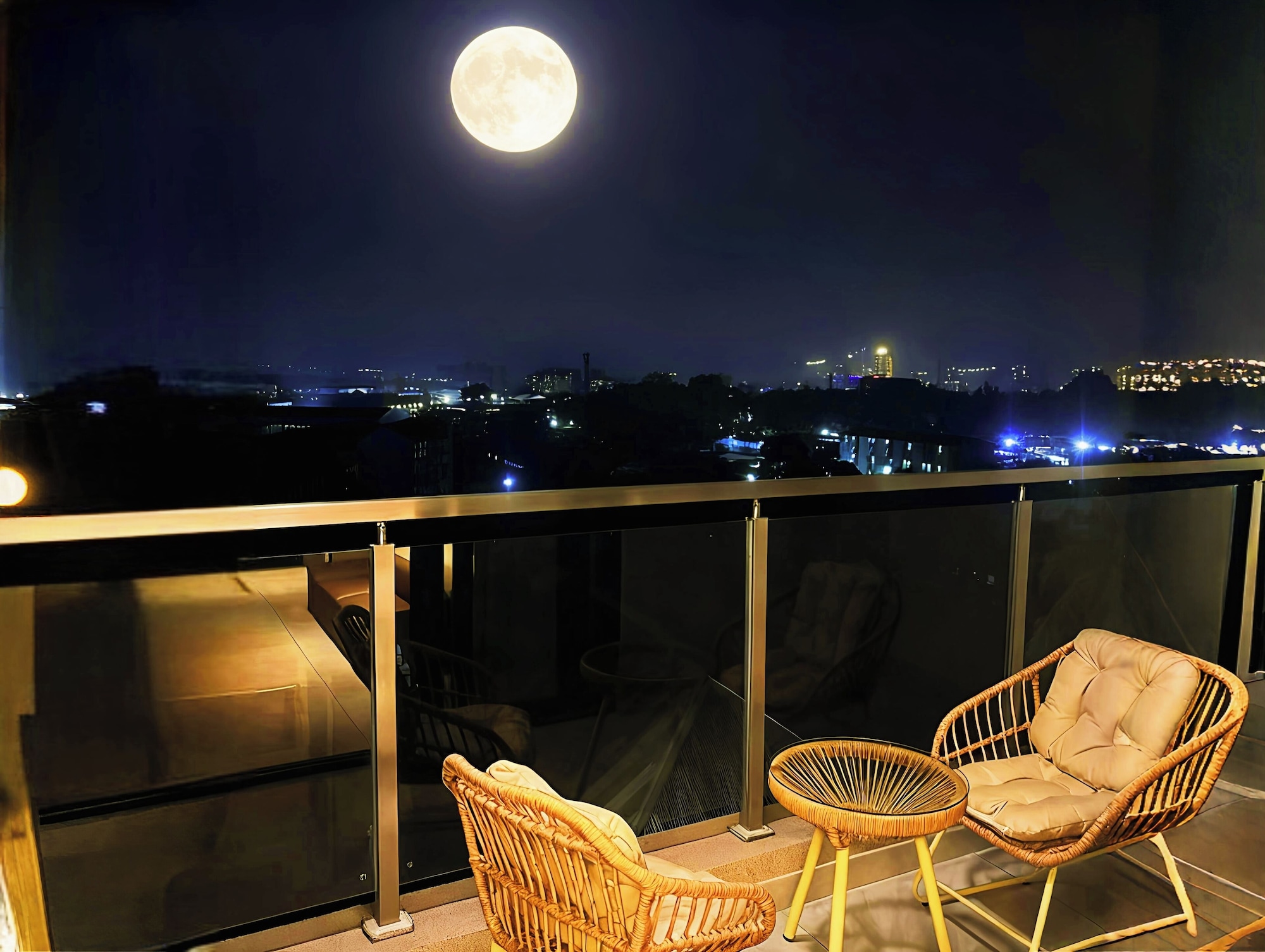 Balcon, vue nocturne sur Kinshasa