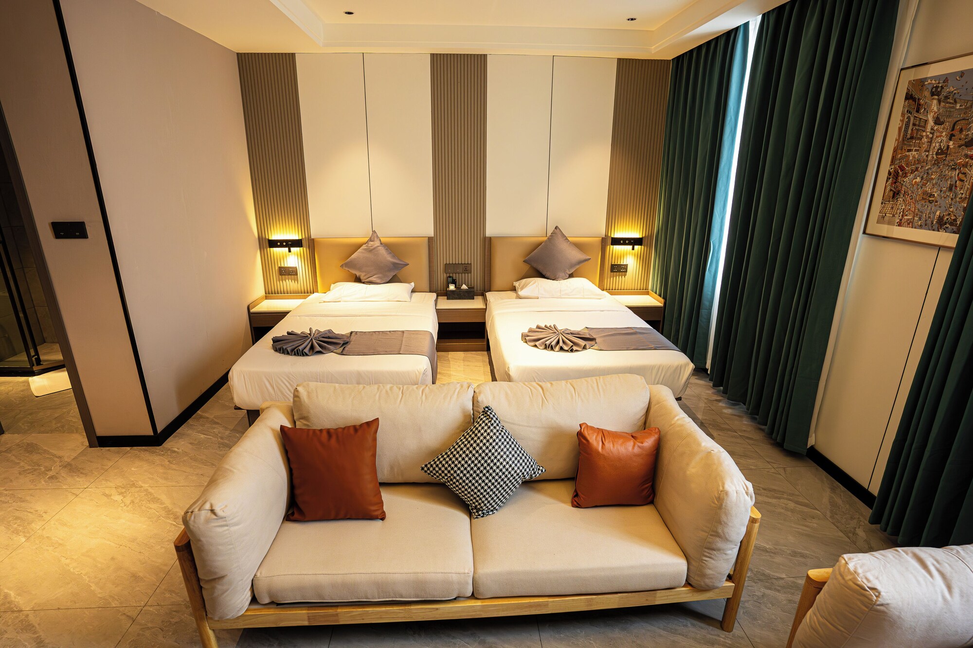 Chambre avec panneau d'art