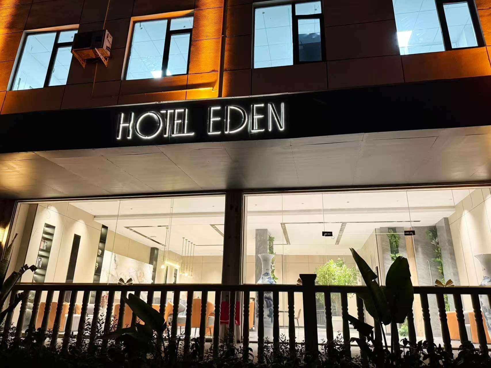 Façade de nuit de l'Hôtel Eden 24 Novembre, enseigne lumineuse, avenue du 24 Novembre à Kinshasa