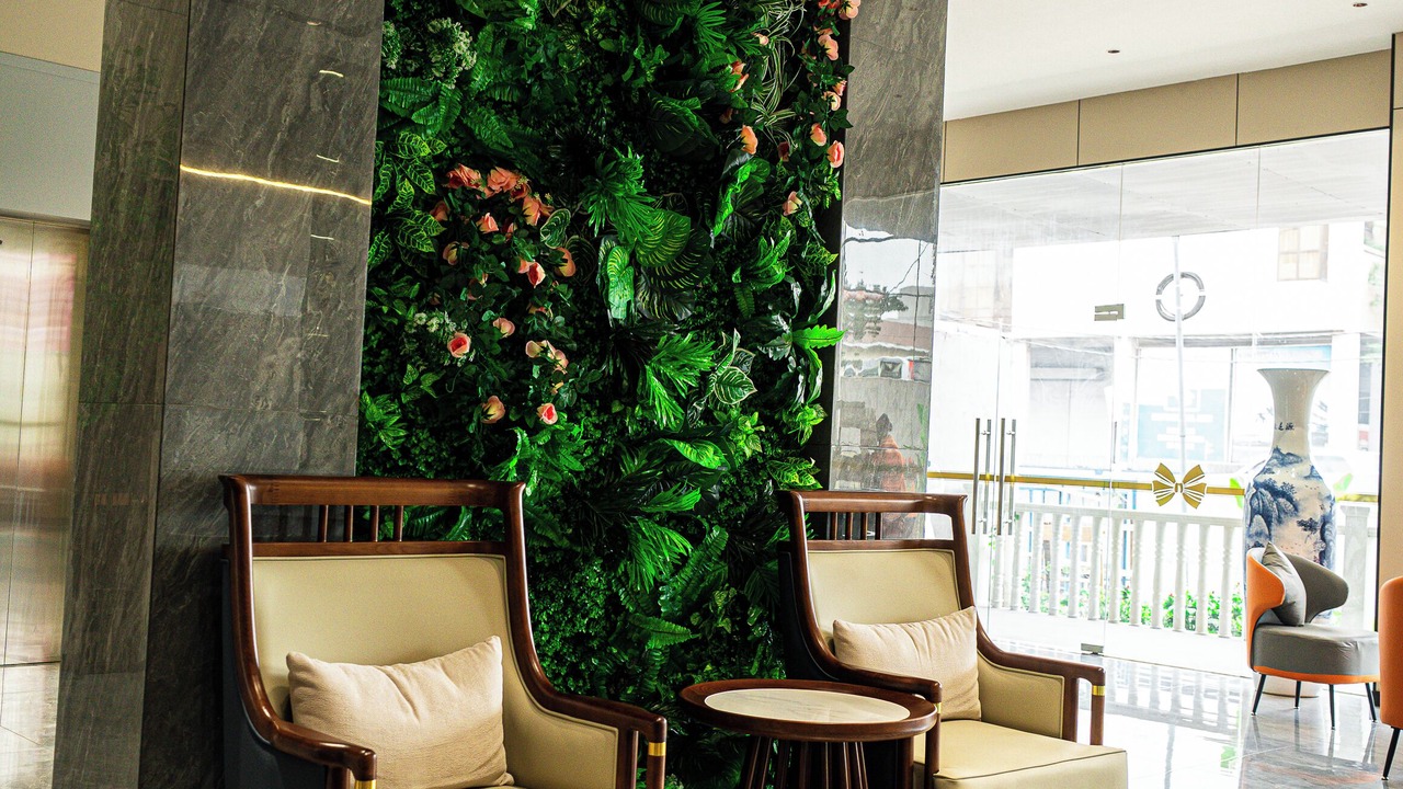 Salon et mur végétal de l'Hôtel Eden