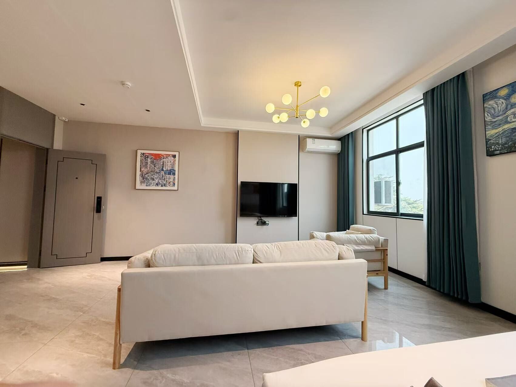 Suite de l'Hôtel Eden, coin salon et rideaux émeraude